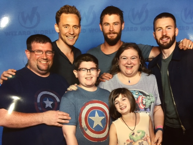family with tom hiddleston, chris evans and chris hemsworth at comic-con