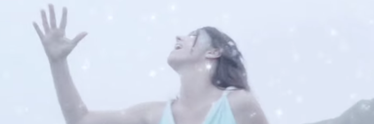 Deaf Cast Performs American Sign Language Version of 'Let It Go' woman performs let it go in american sign language