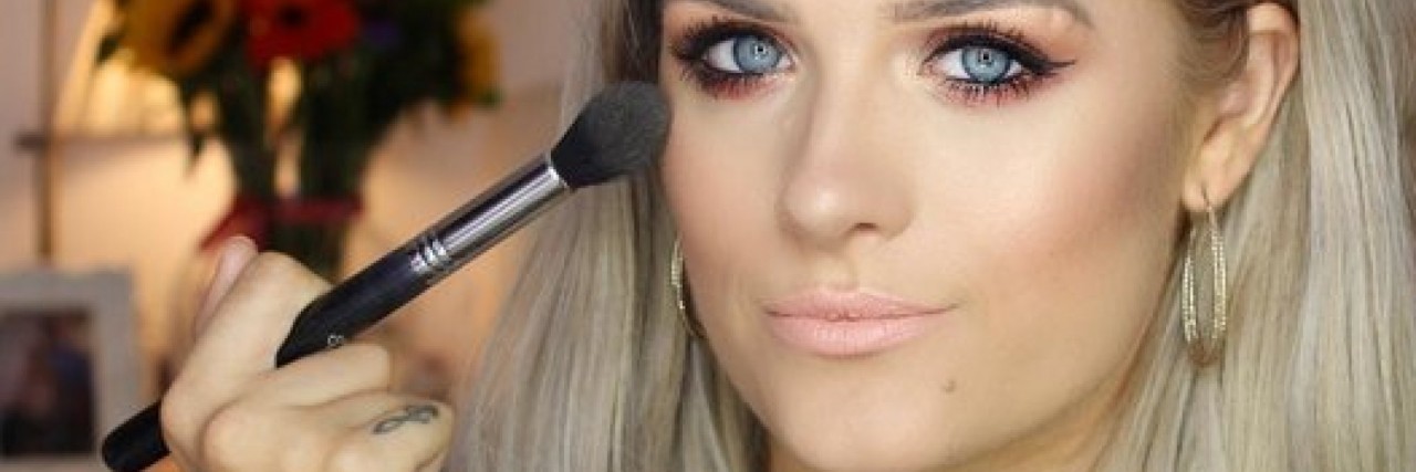 Beauty Blogger Jordan Bone Explains What's Wrong With Her Hands Jordan Bone doing her makeup