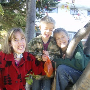 Mariah and her brothers smiling