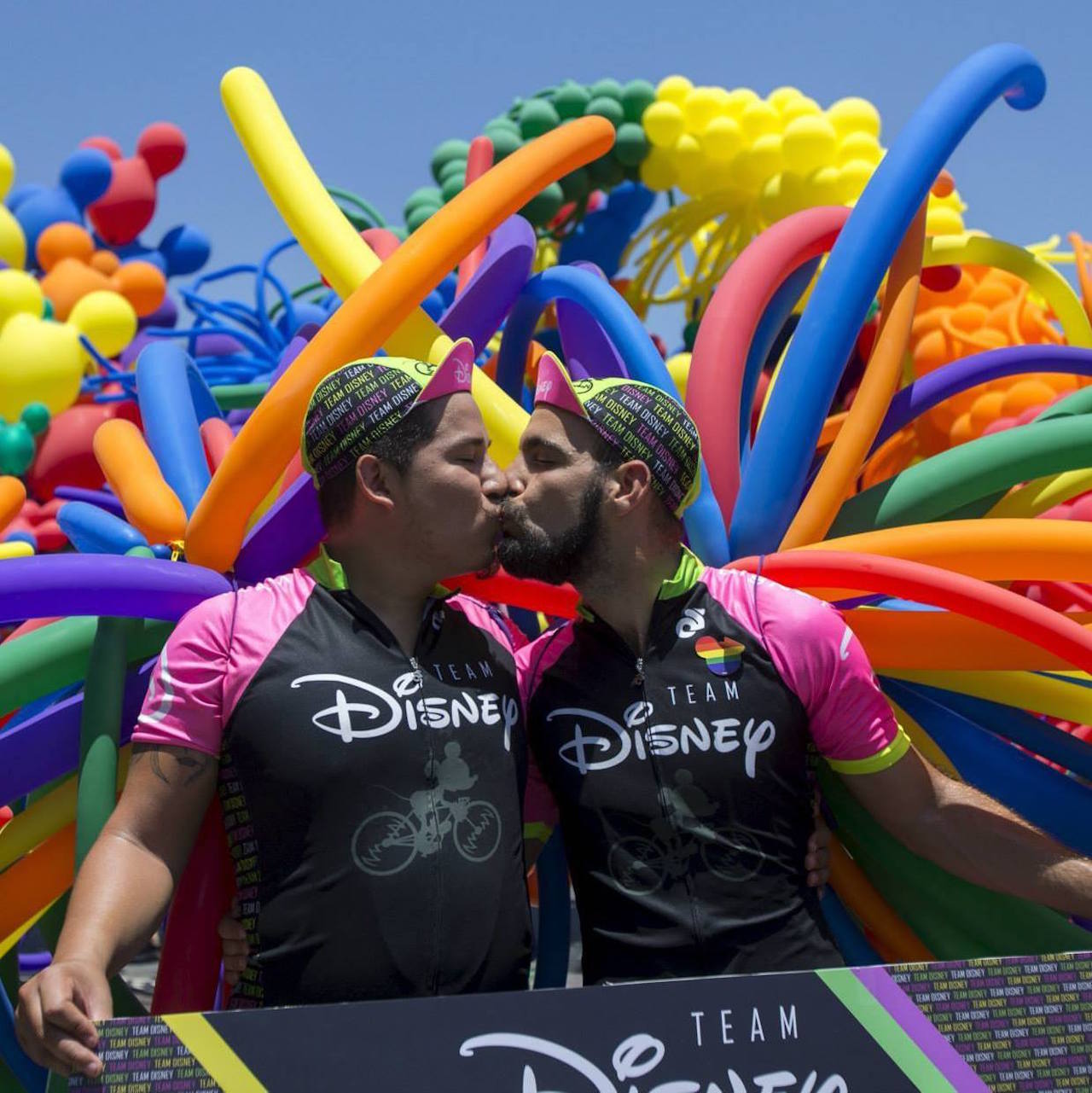 dave and noah kissing at la marathon