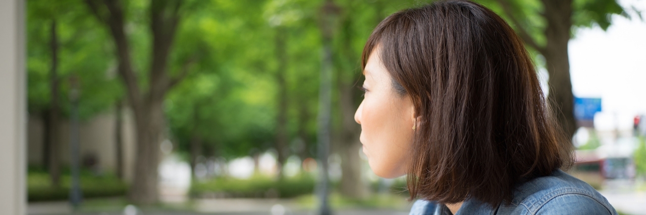 What It Feels Like to Make It Through the Day With Fibromyalgia woman sitting on bench outdoors