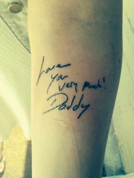 Tattoo says: I love you very much! -Daddy