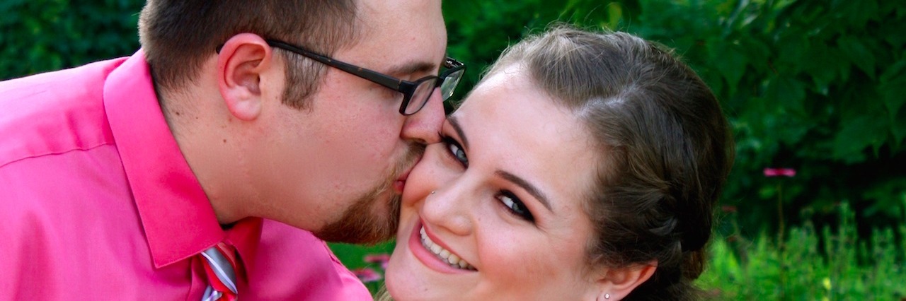 Relationship Anxiety: 4 Pieces of Advice A man kissing a woman's cheek in a park