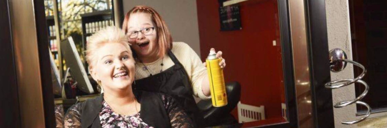 Photo of Woman With Down Syndrome Working at Salon Goes Viral Jenna doing Nikita's hair