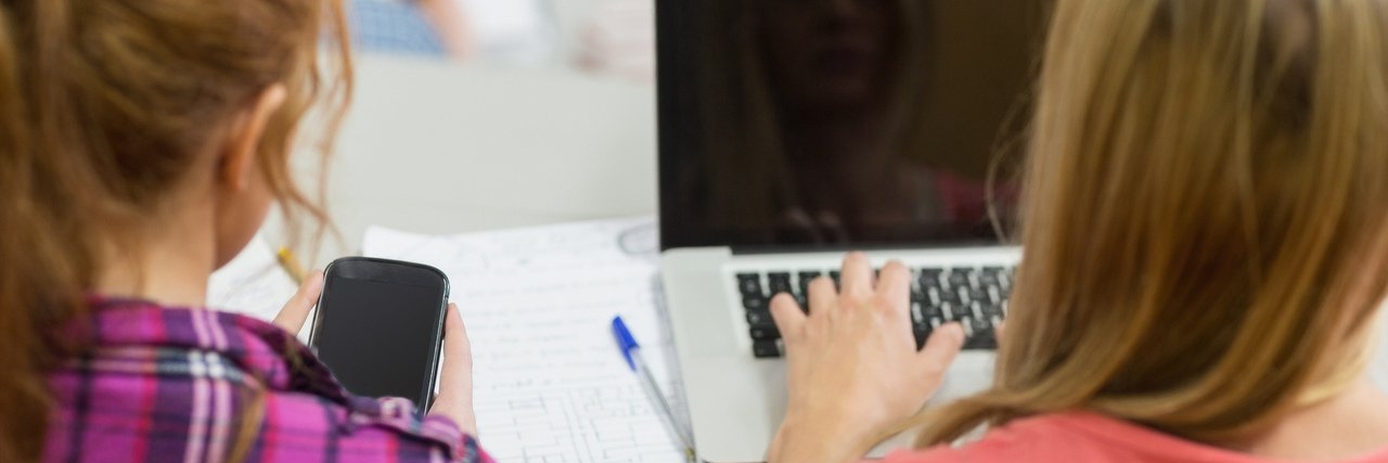 Tips for Students With Arthritis Entering Your First Year in College students in class