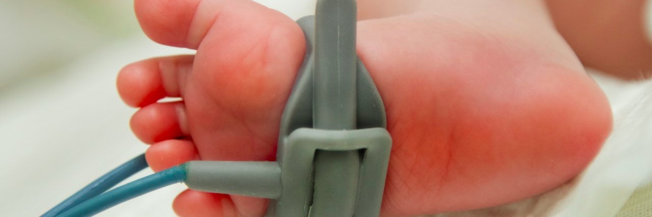 Woman Imagines What NICU Walls Would Say If They Could Talk foot of newborn baby in an incubator chamber