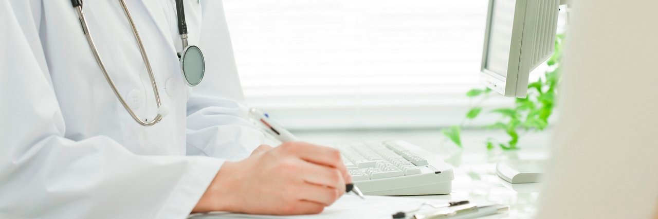What I Wish My Doctors Told Me About Endometriosis doctor meeting with patient