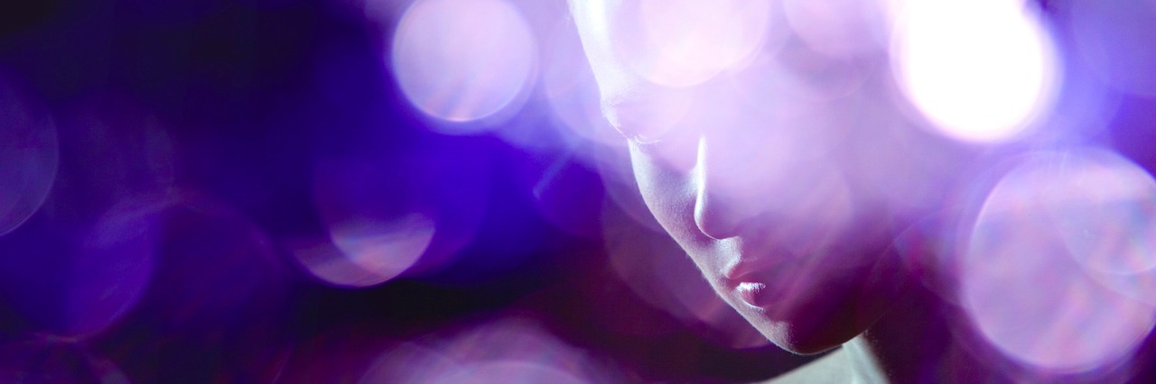 What the Hallucinations in Psychosis Are Like woman in bright light