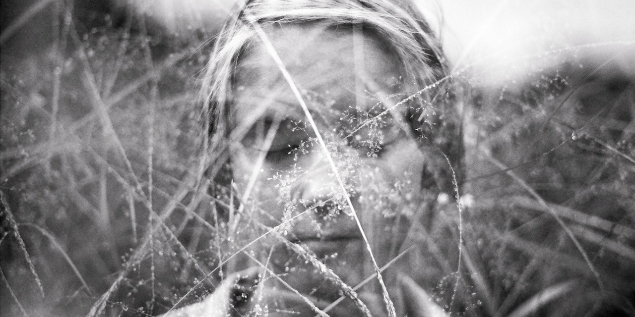 белый сон. человек видит черно белые сны. цветные и черно белые сны. человек видит черно белые сны. черное дерево.