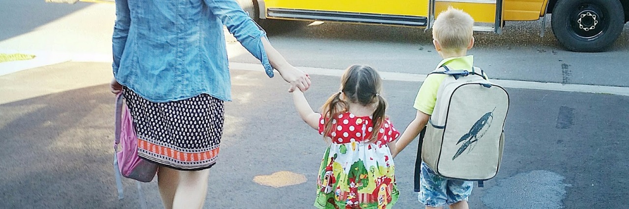 Preparing for Kindergarten for My Daughter With Type 1 Diabetes kids getting on the school bus