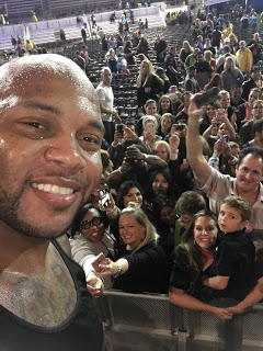 flo rida taking a selfie with fans at the washington state fair