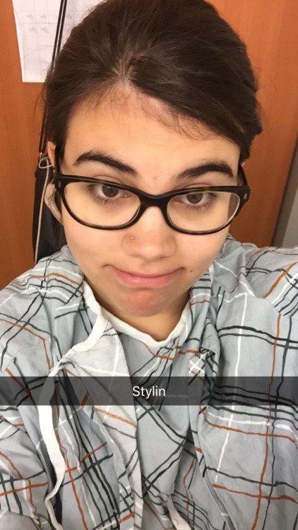 Ilana's selfie in the hospital with the caption 'Stylin'