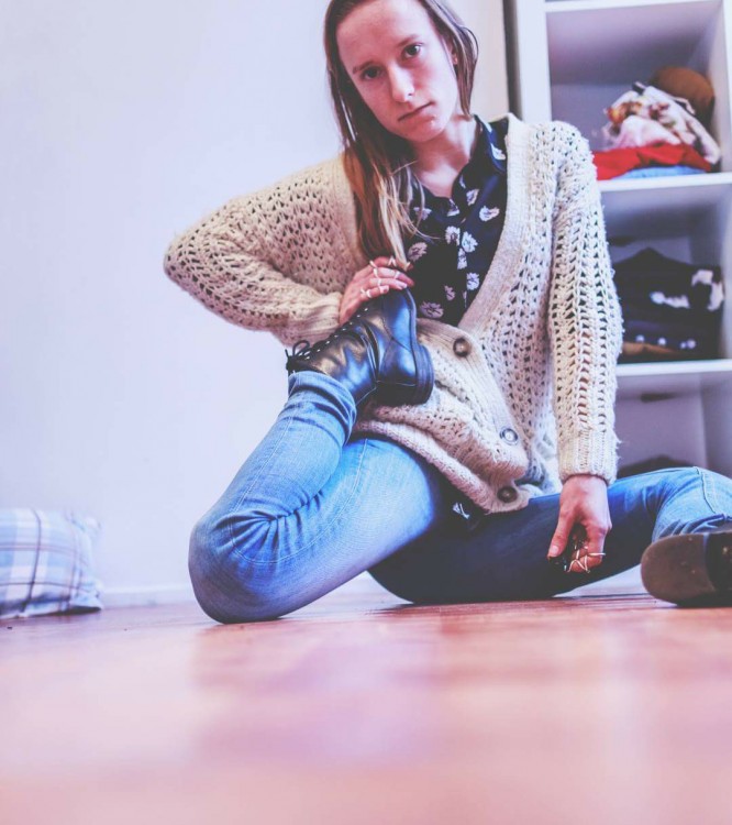 woman sitting on floor bending her knee back the wrong way