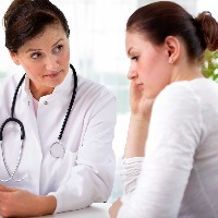 doctor explaining diagnosis to female patient