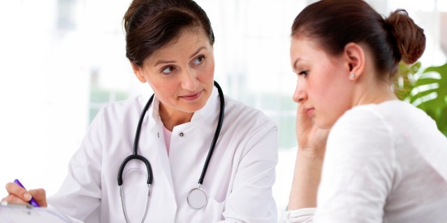 doctor explaining diagnosis to female patient