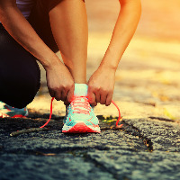 A female runner lacing her shoes