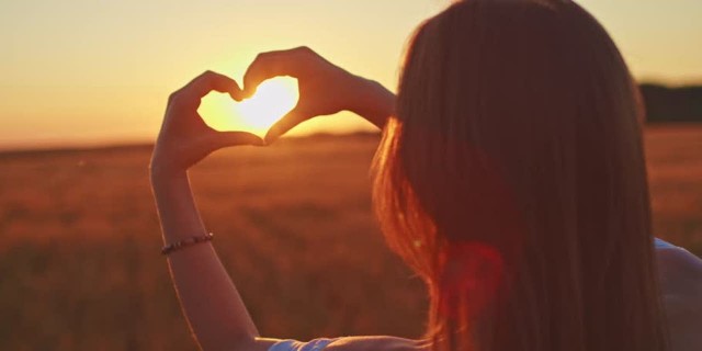 To the Friends Who Stayed Through My Eating Disorder young woman making heart with her hands