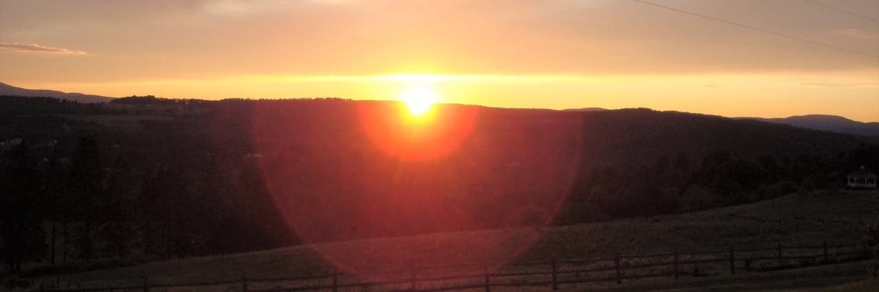 Why Mornings Are Hard as Someone with Fibromyalgia sunrise over horizon