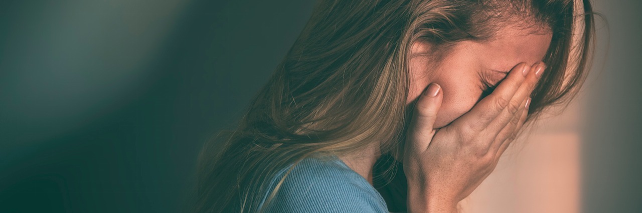 11 Signs I Have Anxiety and Not Stress woman with her head in her hands