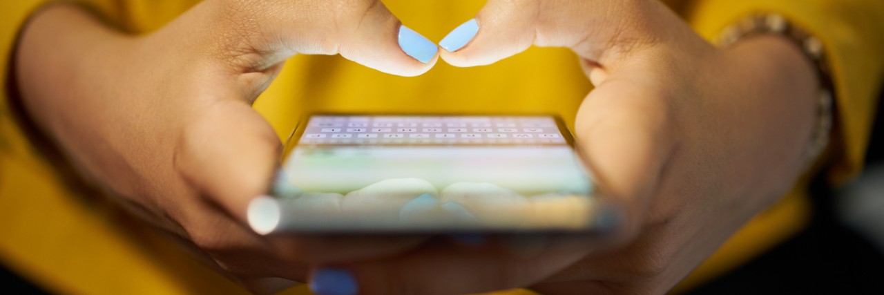 Fighting Fibromyalgia Brain Fog With iPhone Apps woman texting on her cell phone