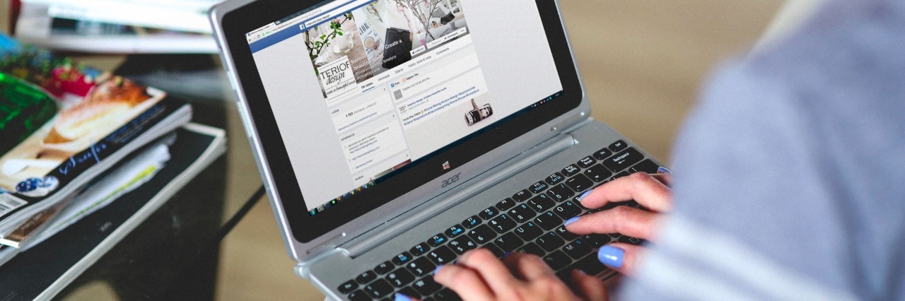 Facebook to Use Artificial Intelligence to Prevent Suicides women typing on a laptop. Facebook is pulled up on her screen.