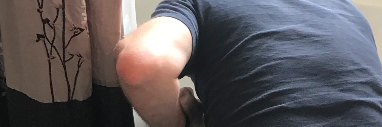 Imgur Post Shows How to Take Care of a Partner With Chronic Illness man cleaning a tub