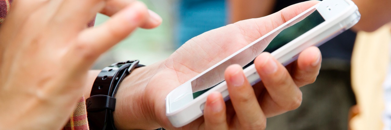 Why Social Media Is Frustrating as Someone With Migraines girl holding phone and scrolling