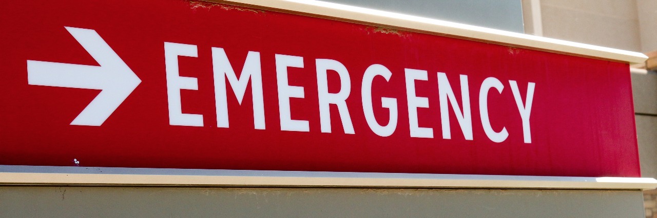 emergency room and main entrance hospital sign
