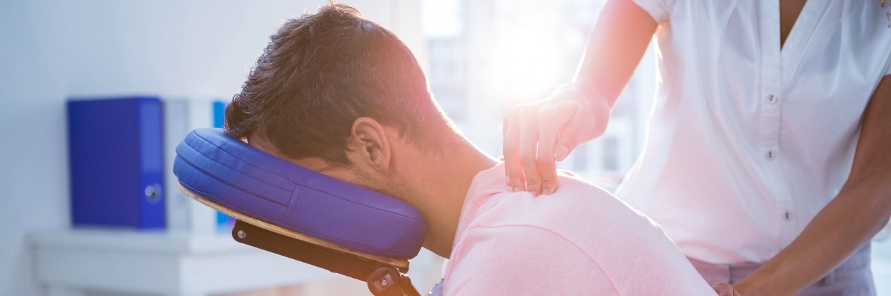 Why I'm Pursuing a Massage Therapy Career With Chronic Pain Physiotherapist giving back massage to a patient