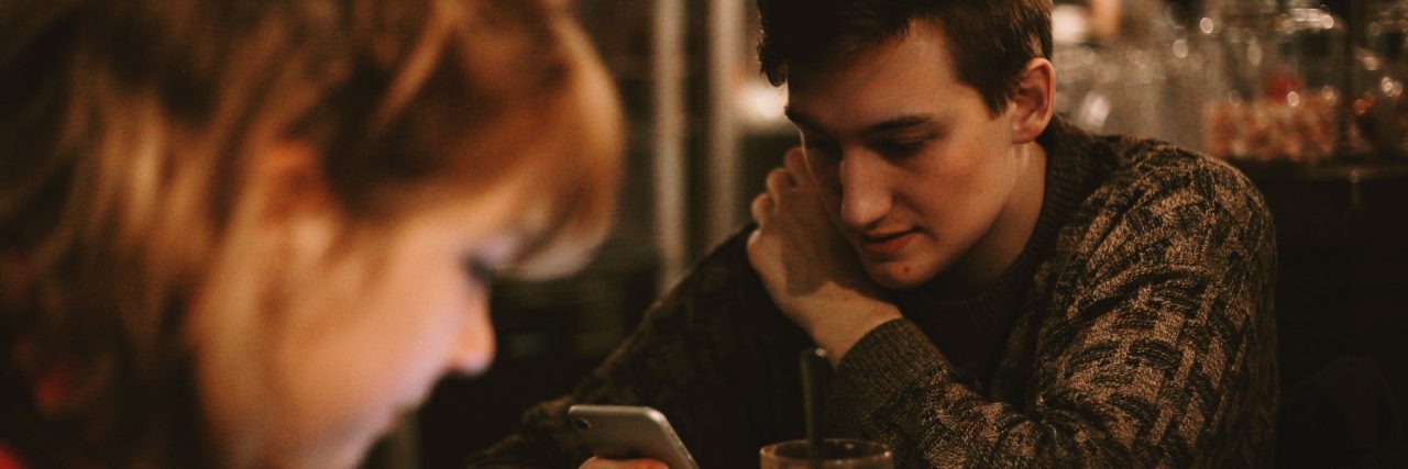 6 Things Your Friend With Anxiety Probably Wants You to Know friends texting at dinner