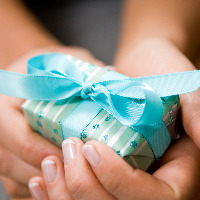 Hands holding gift.
