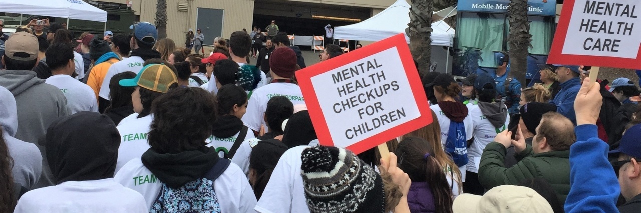 What It Was Like Taking Part in My First Mental Health Walk NAMIwalk mental health crowd carrying signs and balloon arch