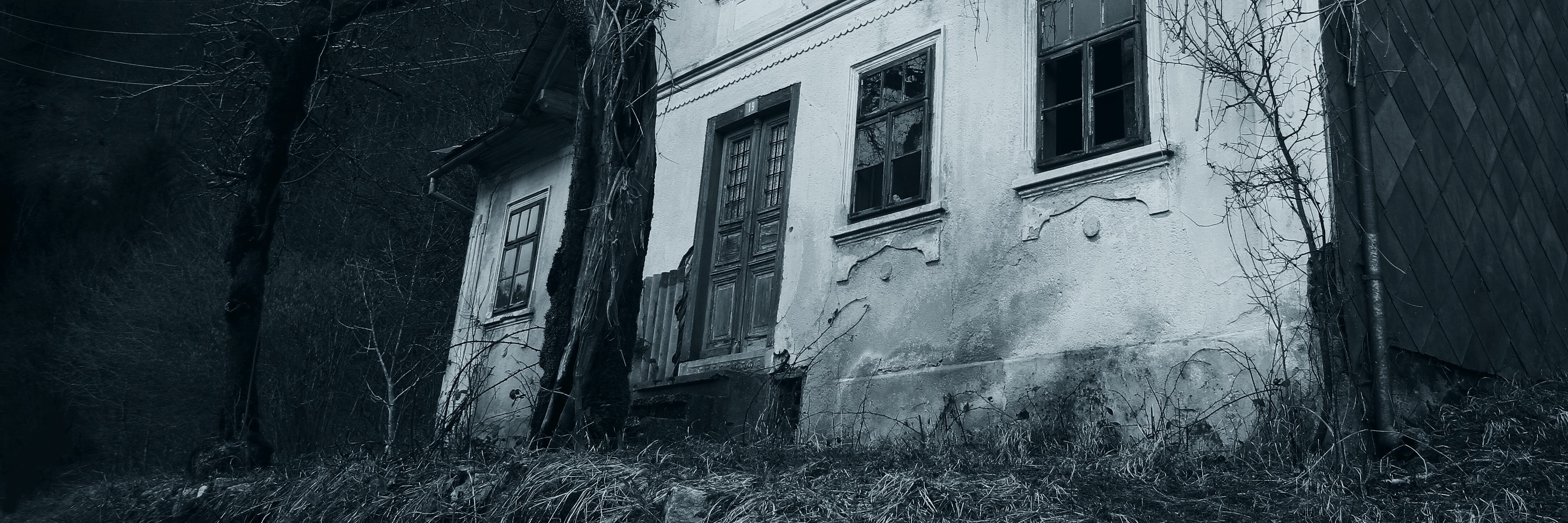 monochrome image of horror movie house abandoned spooky