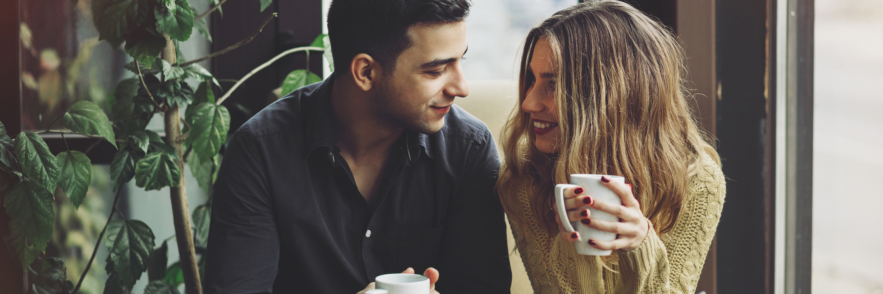 Lupus: When to Tell Person You're Dating You Have a Chronic Illness couple on date in a coffee shop