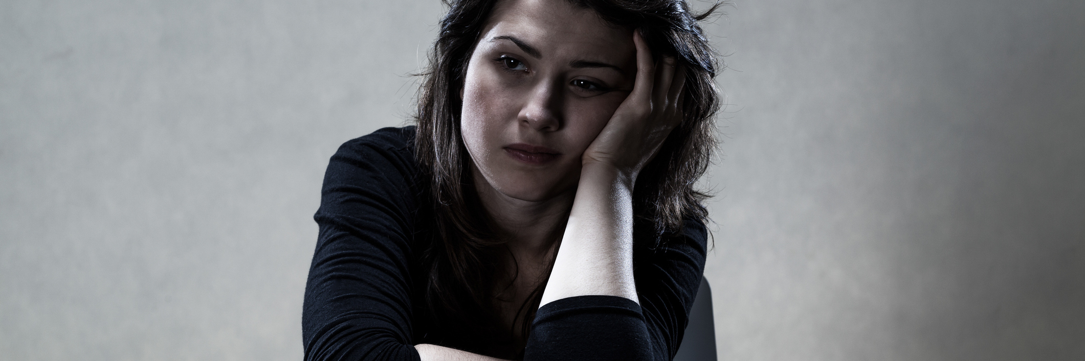 Fibromyalgia, Chronic Pain: Difficult Mental and Emotional Symptoms woman sitting at a table with her head resting on her hand