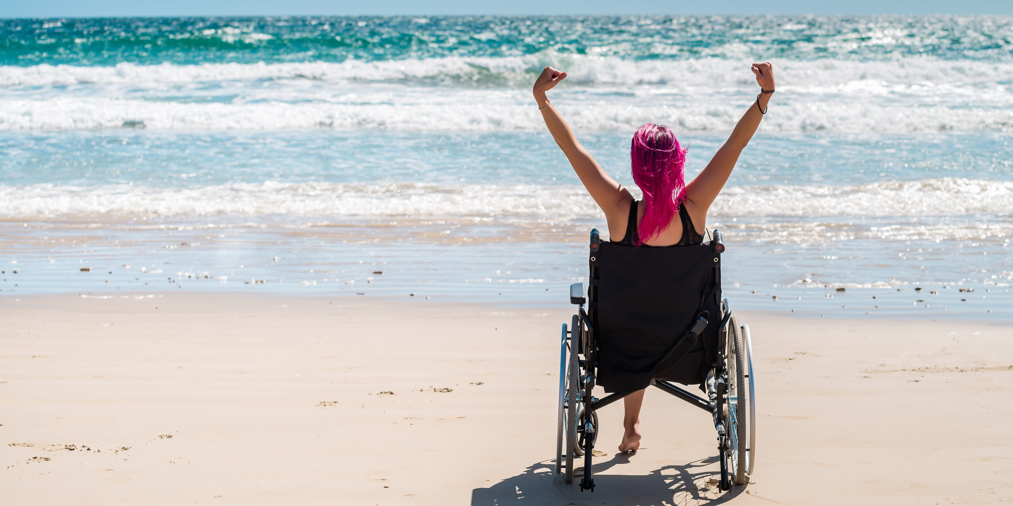 Инвалида отпустили. Отдых на пляже. Коляска для пляжа. Человек в инвалидной коляске. Инвалиды в Испании.