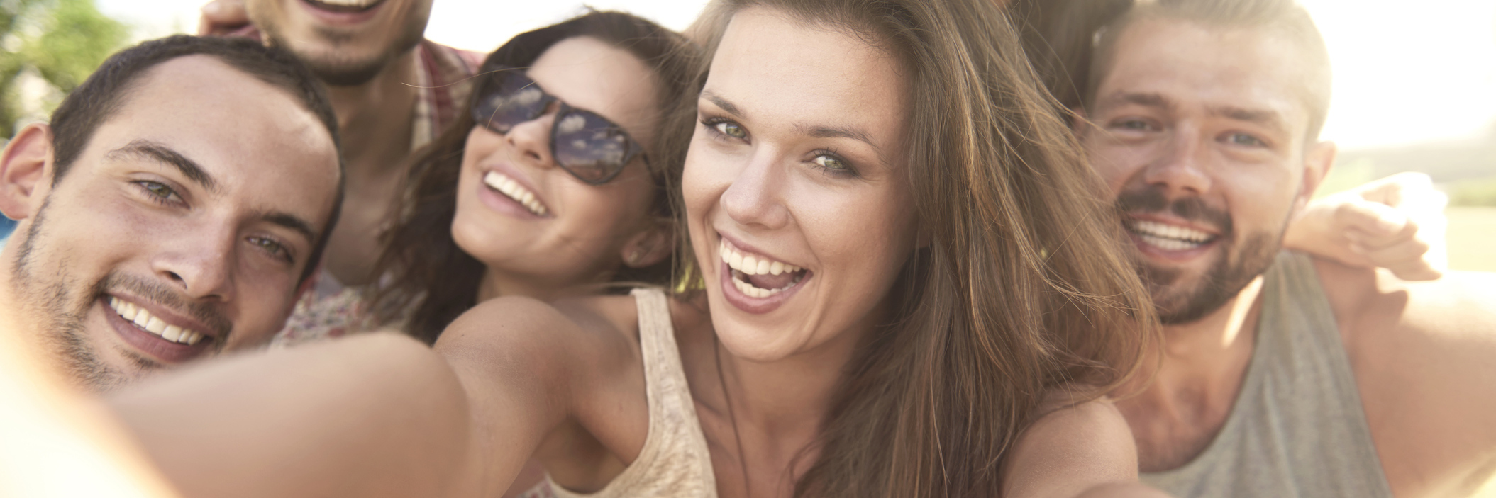 4 Ways I've Strengthened My Friendships While Having a Chronic Illness A group of friends taking a selfie.