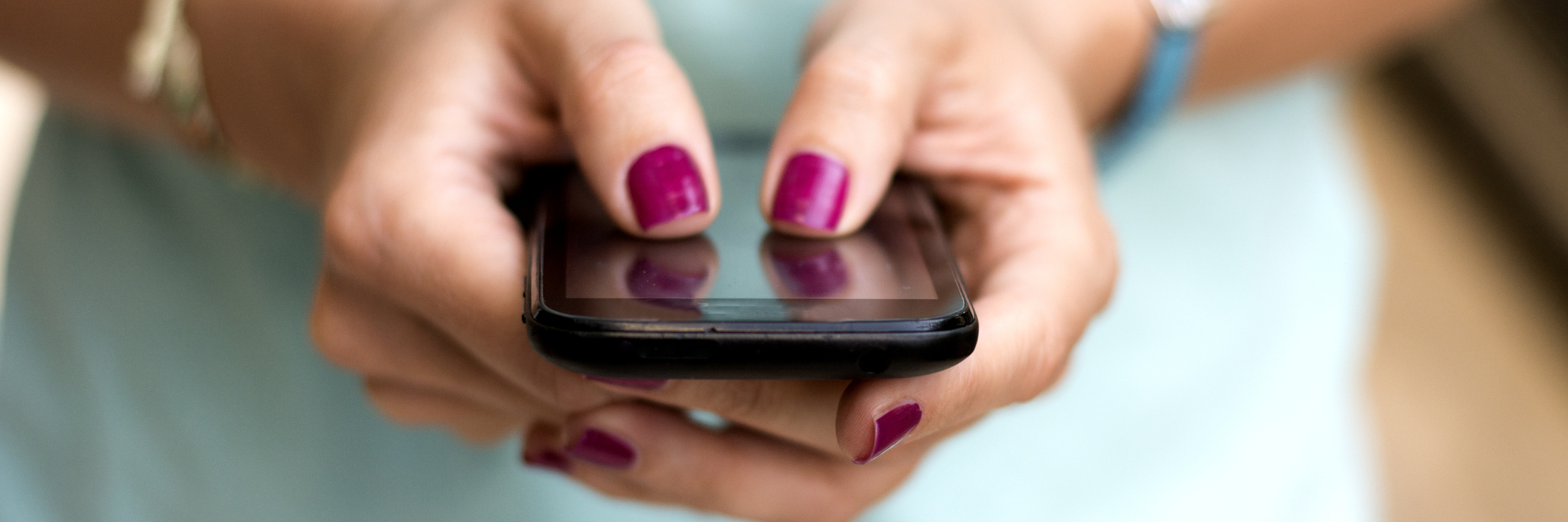 How Pinterest Helped Me Cope With Heartbreak and Depression Girl holding smart phone outside