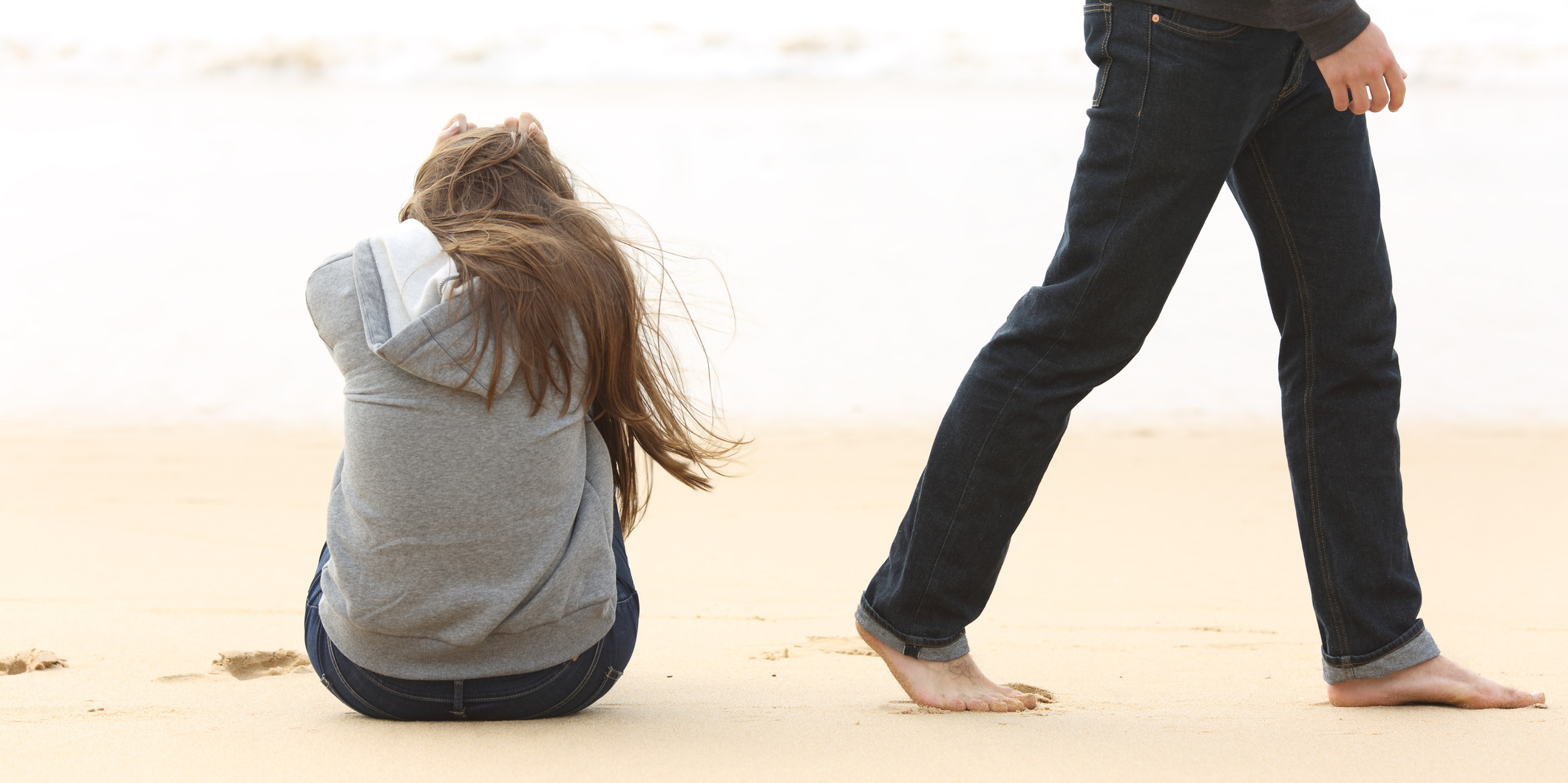 Расставание фото красивые. Расставание пары. Силуэт двух людей. Расстаться легко. Мужчина и женщина расстаютс.