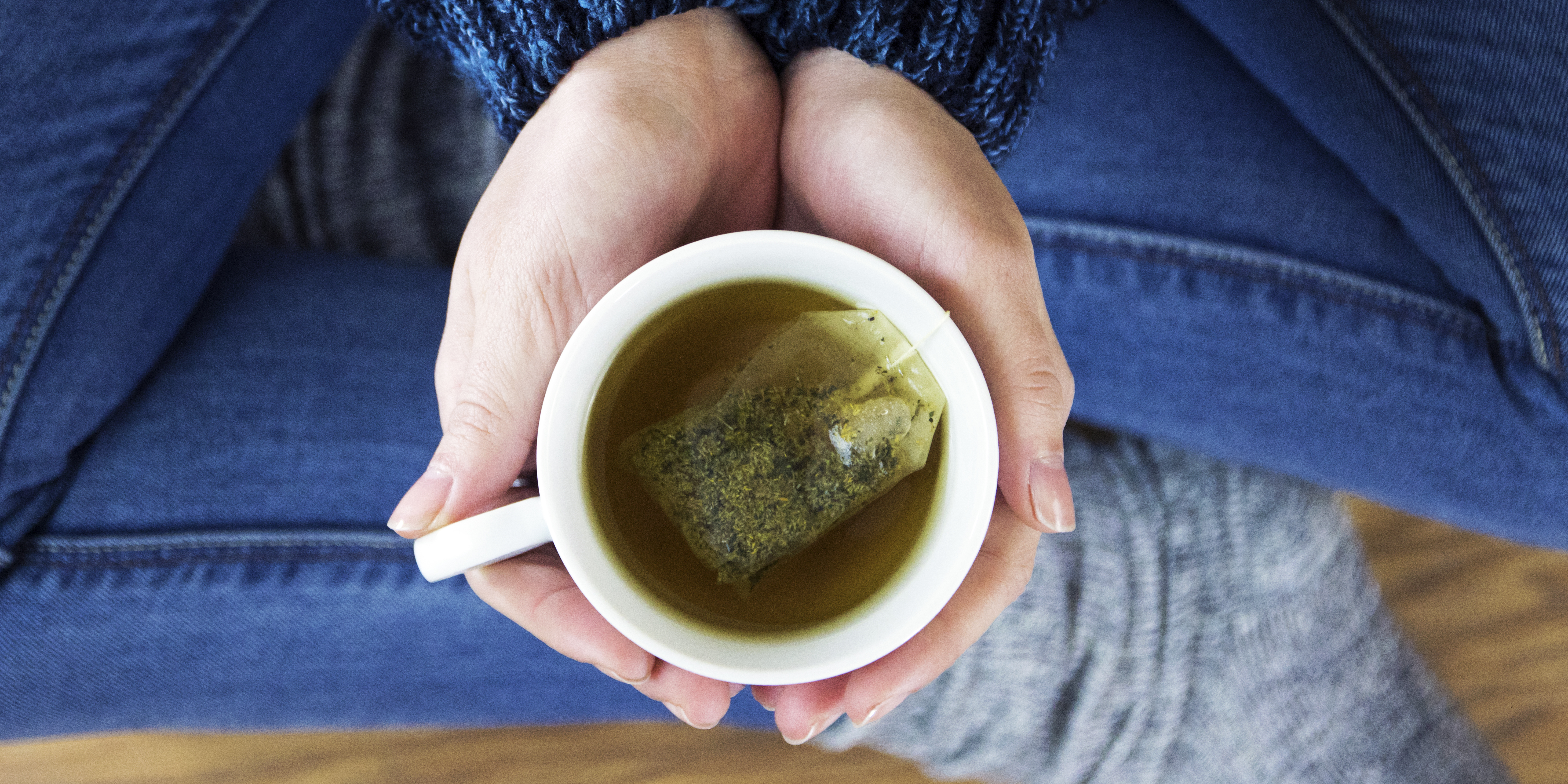 Чайные пакетики заваренные. Зеленый чай. Чашка чая. Рука с чашкой зеленого чая. Чай в кружке.