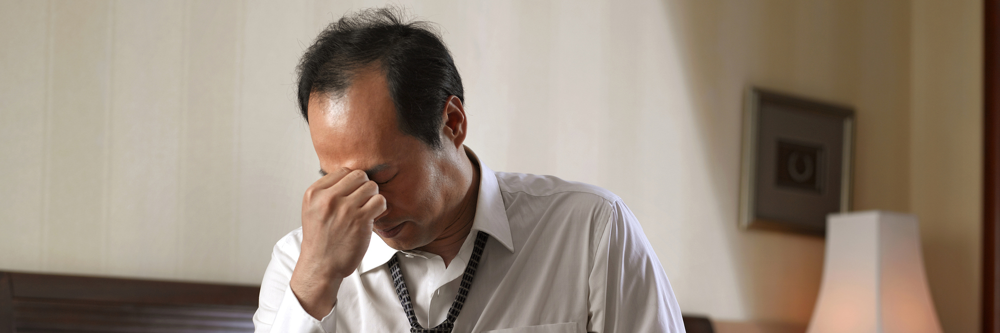 Brain Injury Confusion vs. Everyday Confusion Man sitting on bed looking confused.