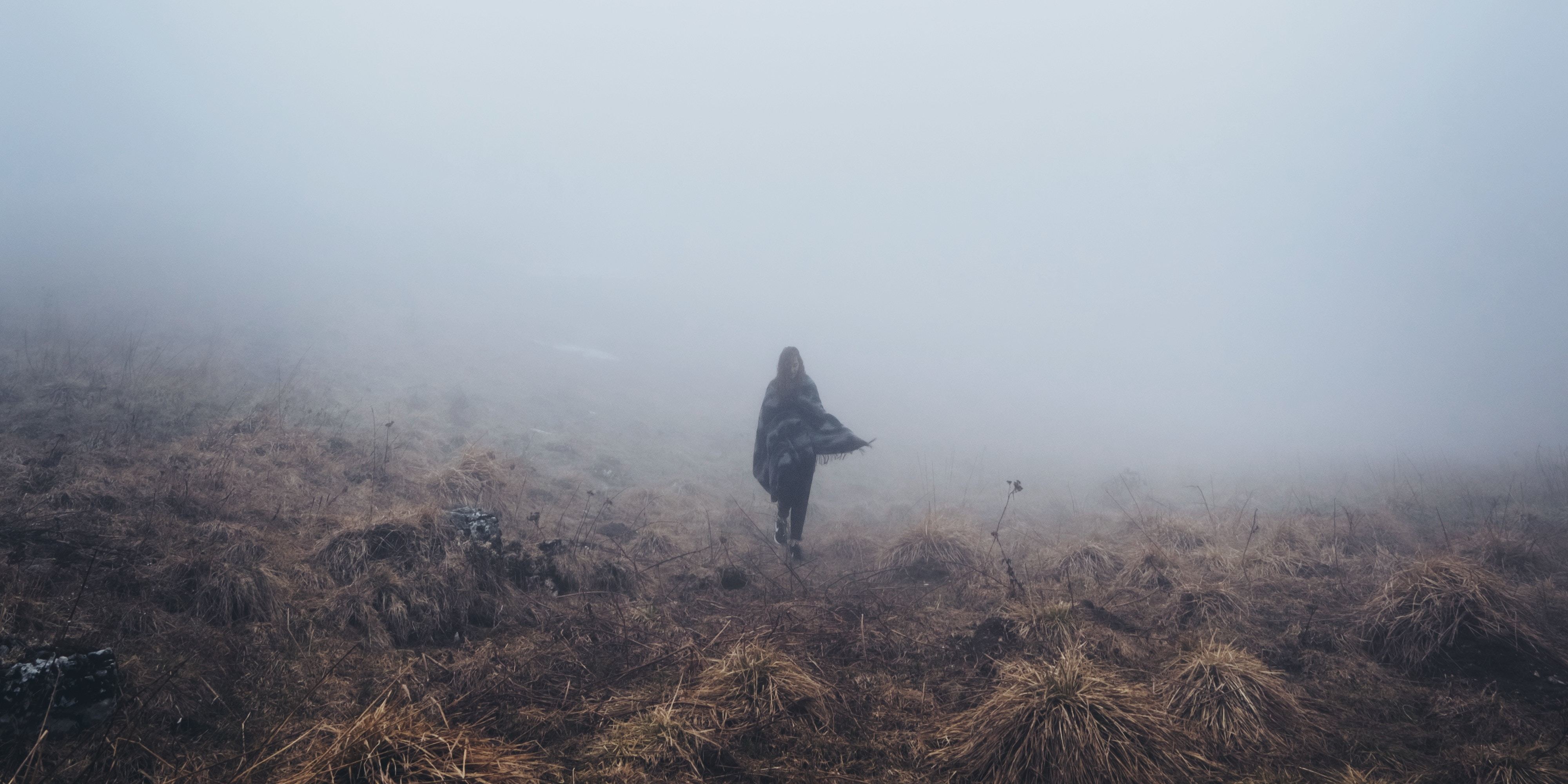 Горе приходит. Пейзаж скала невдалеке. Корея природа.