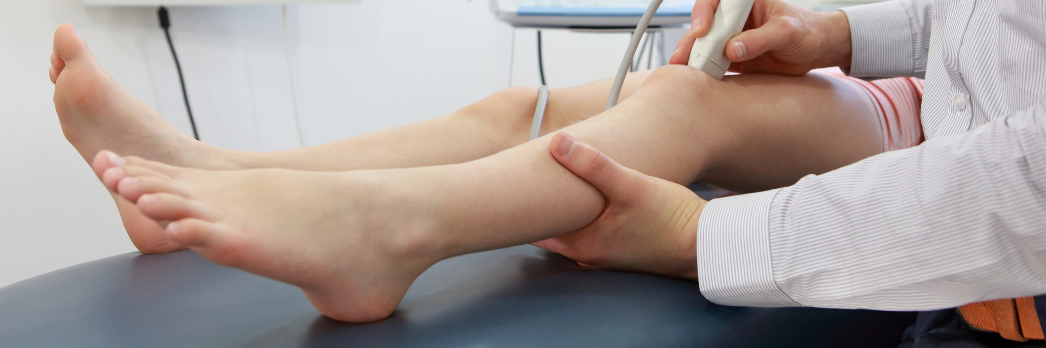 Responding to Physicians-in-Training Asking About My Rare Disease Doctor examining child's leg.