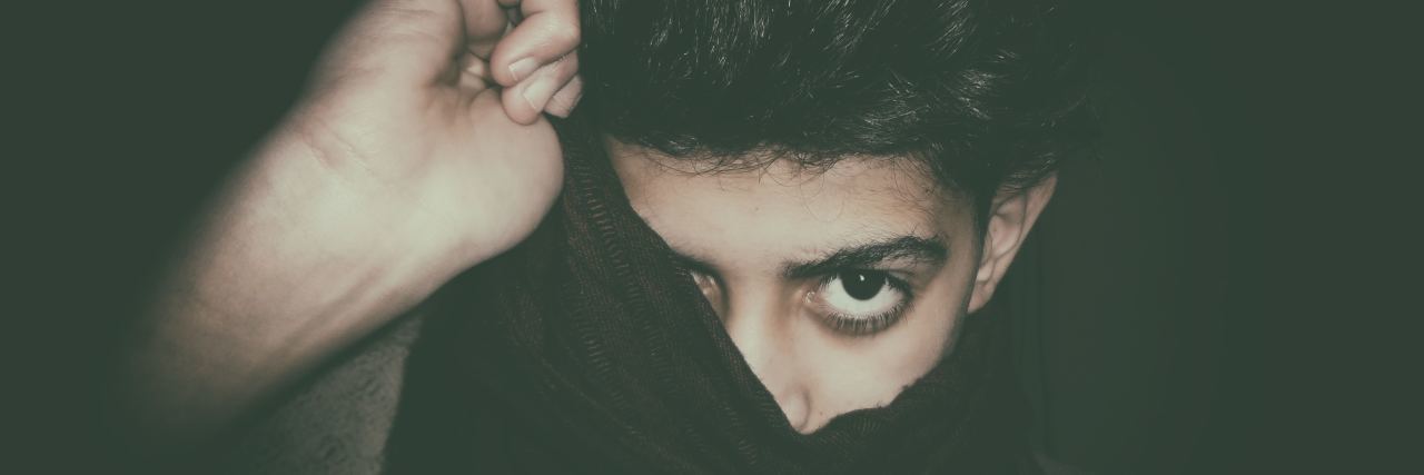 15 Pieces of Advice to the Teenagers Struggling With Social Anxiety teen boy pulls shirt over his face in hiding