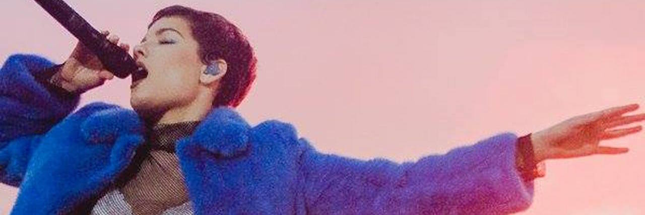 Why Halsey Gives Me Hope in Mental Health Recovery musician halsey singing on stage