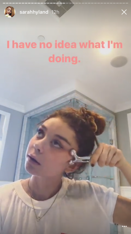 sarah hyland shows how she rolls her face, with caption i have no idea what i'm doing