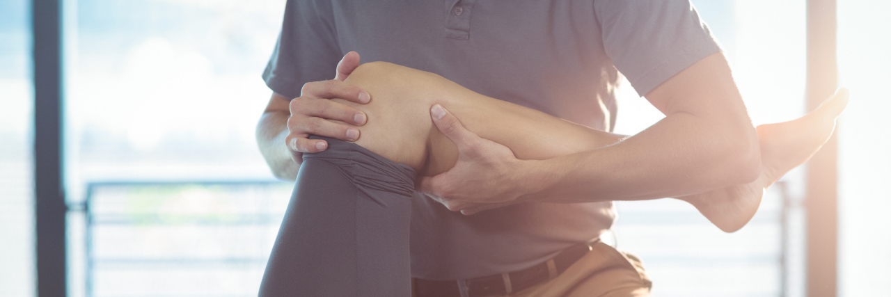 6 Alternative Therapies I Use Since Pain Medication Doesn't Work Physiotherapist giving knee therapy to a woman in clinic