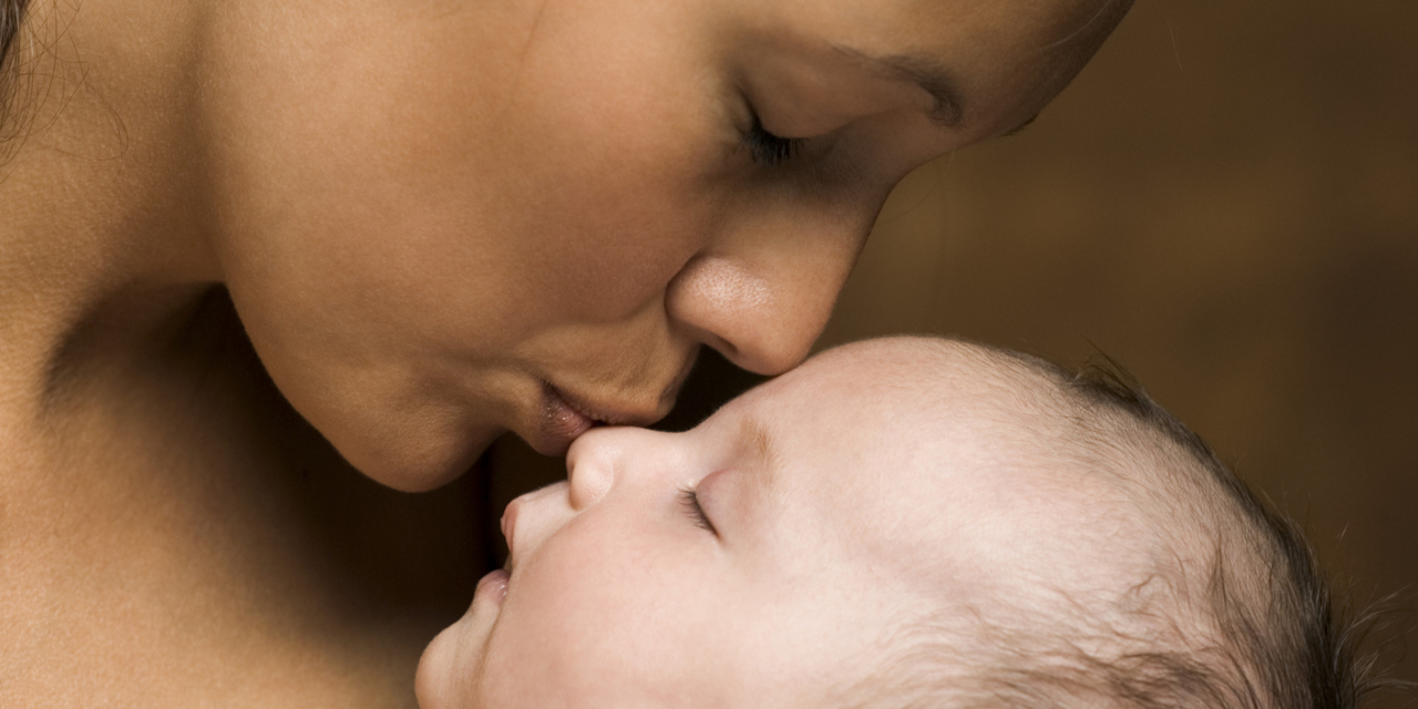 Поцелуй маму видео. Малыш и мама. Мама с ребёнком на руках. Женщина целует ребенка. Мать и младенец.