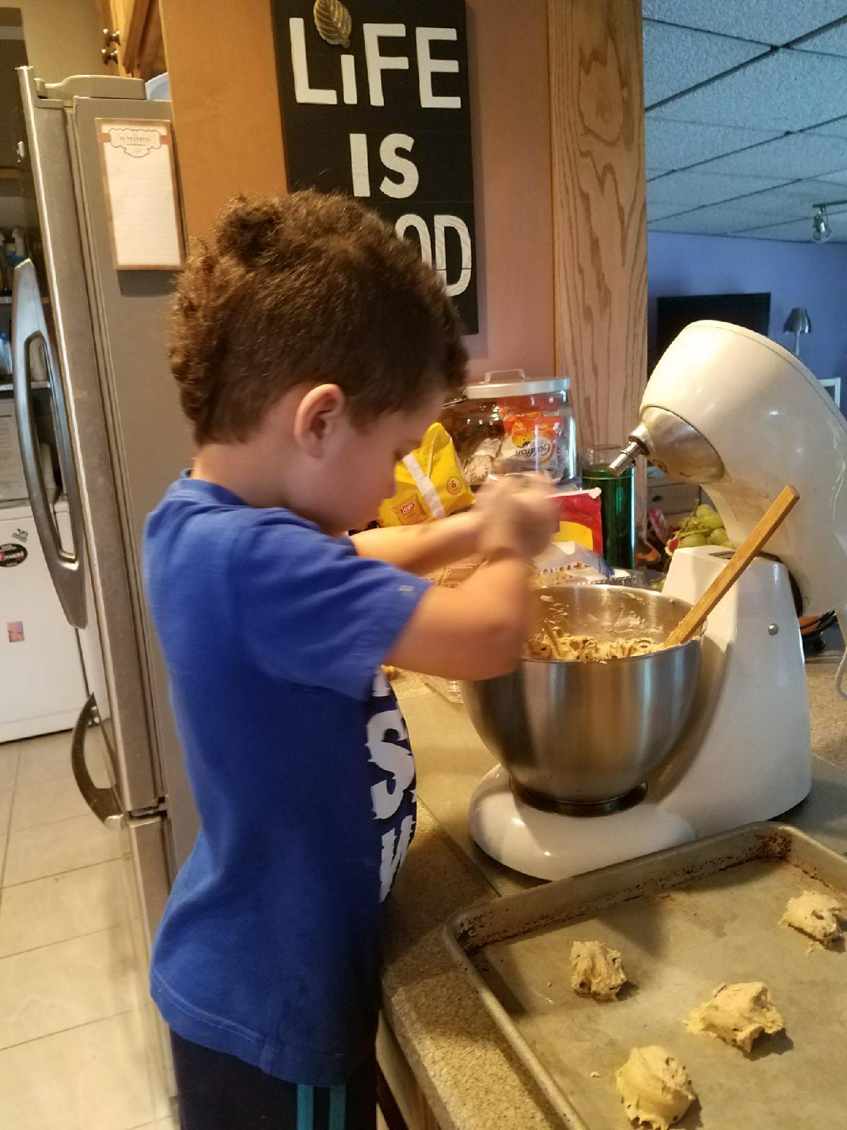 kid baking